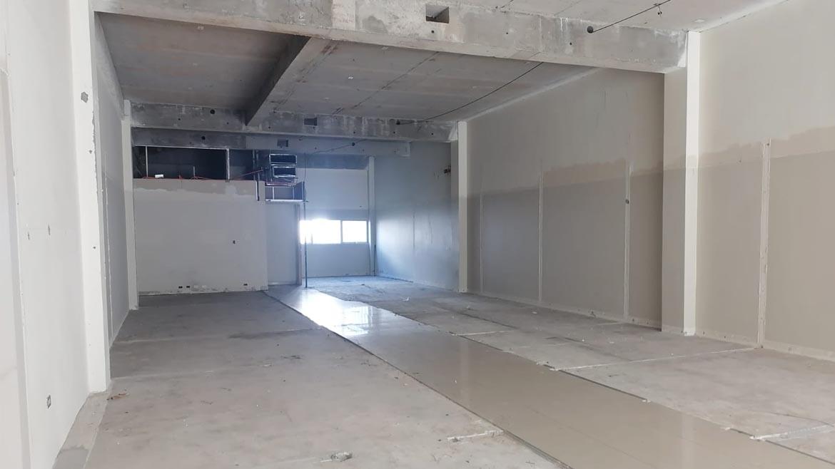 Arrendamos amplio local comercial con gran visibilidad frente a la plaza