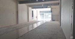 Arrendamos amplio local comercial con gran visibilidad frente a la plaza