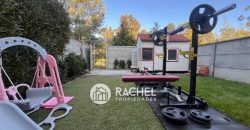 SE ARRIENDA MODERNA CASA CON QUINCHO
