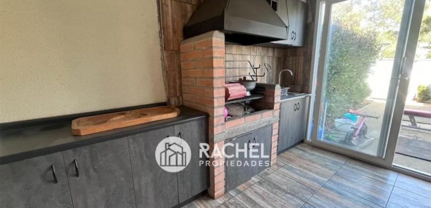 SE ARRIENDA MODERNA CASA CON QUINCHO