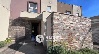 SE ARRIENDA MODERNA CASA CON QUINCHO