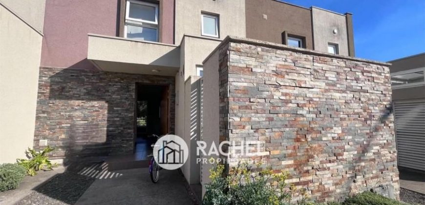 SE ARRIENDA MODERNA CASA CON QUINCHO