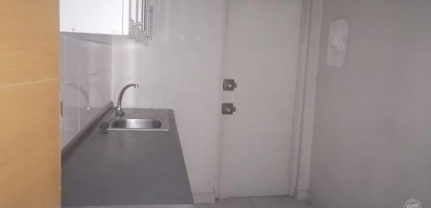 Arrendamos amplio local comercial con gran visibilidad frente a la plaza