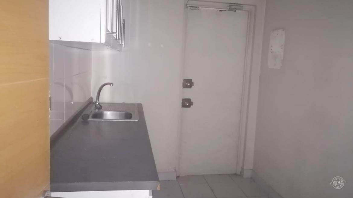 Arrendamos amplio local comercial con gran visibilidad frente a la plaza