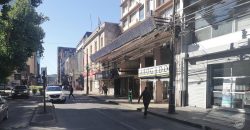Arrendamos amplio local comercial con gran visibilidad frente a la plaza