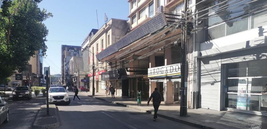 Arrendamos amplio local comercial con gran visibilidad frente a la plaza