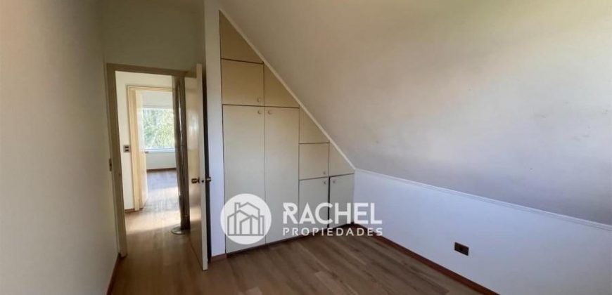 SE ARRIENDA IMPECABLE Y LUMINOSA CASA