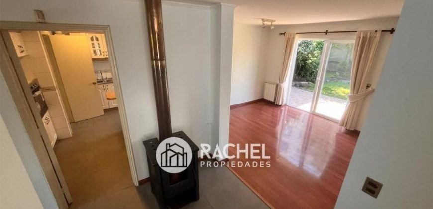 SE ARRIENDA IMPECABLE Y LUMINOSA CASA