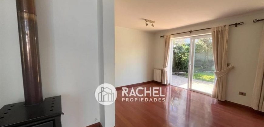 SE ARRIENDA IMPECABLE Y LUMINOSA CASA