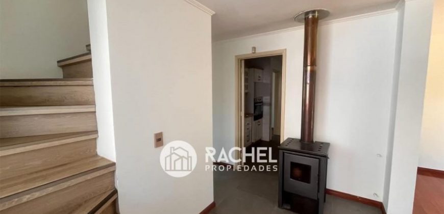 SE ARRIENDA IMPECABLE Y LUMINOSA CASA