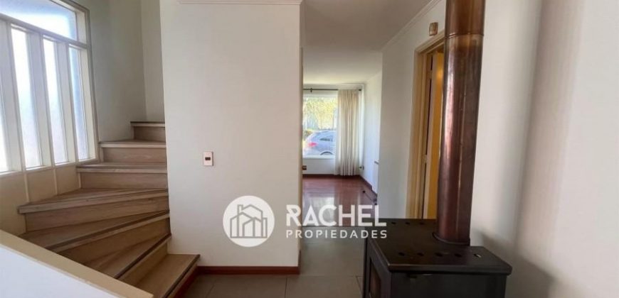 SE ARRIENDA IMPECABLE Y LUMINOSA CASA