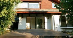 Arrendamos casa comercial de dos pisos en sector barrio inglés
