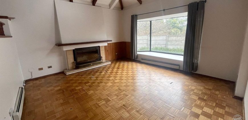 Arrendamos casa comercial de dos pisos en sector barrio inglés