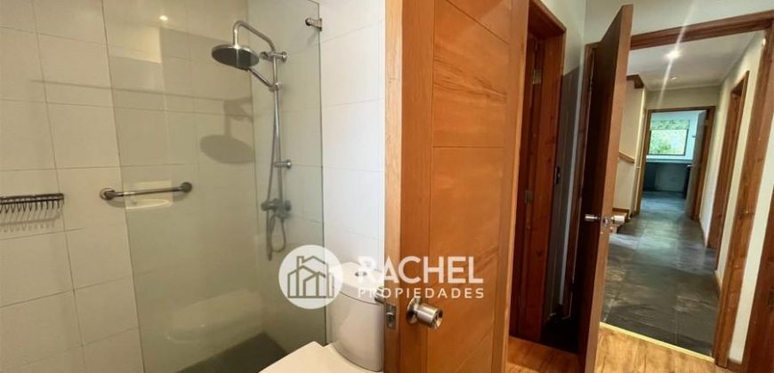 SE ARRIENDA HERMOSA CASA EN CONDOMINIO LOMAS DEL CARMEN
