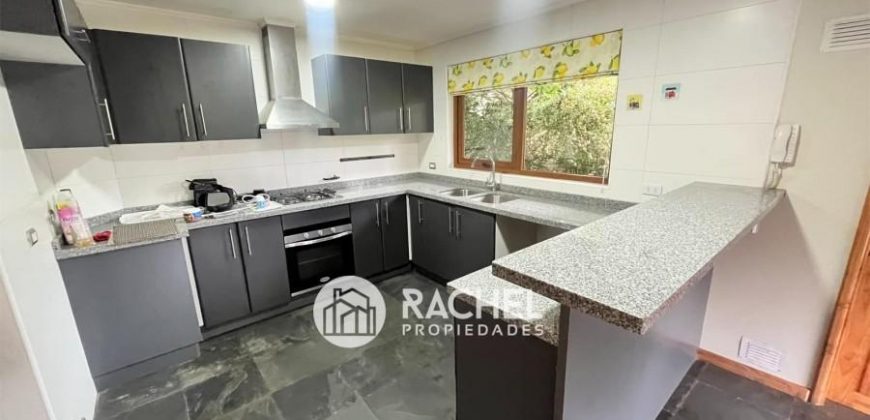 SE ARRIENDA HERMOSA CASA EN CONDOMINIO LOMAS DEL CARMEN