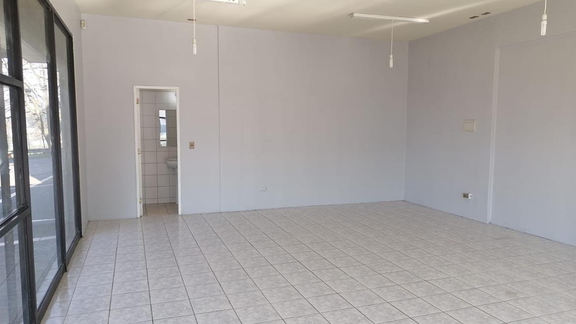 Arrendamos local en Edificio Centro Mayor con GC incluidos