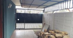 Vendemos amplia casa de esquina ubicación potencialmente comercial sector Gabriela Mistral