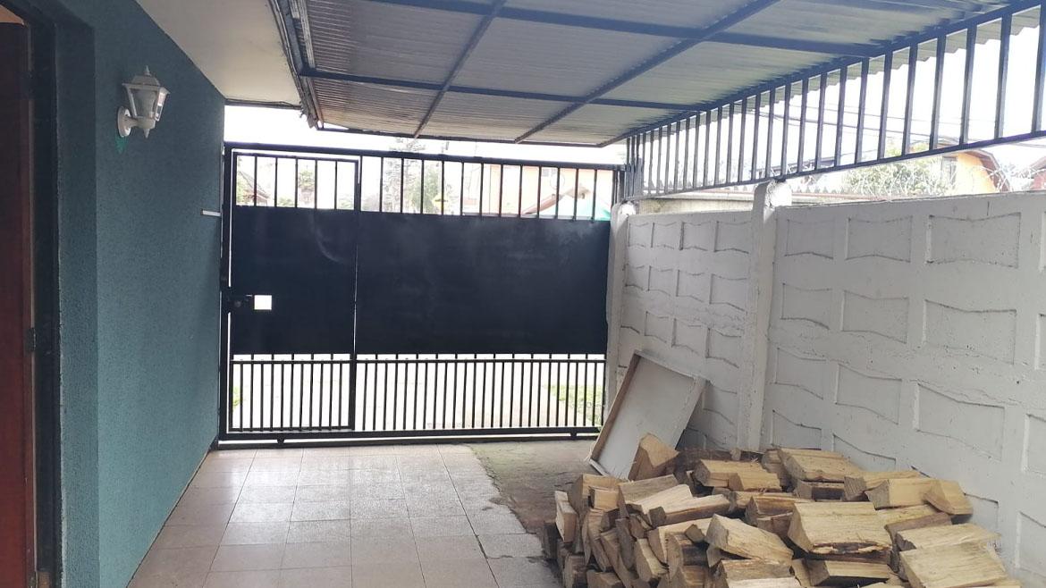 Vendemos amplia casa de esquina ubicación potencialmente comercial sector Gabriela Mistral