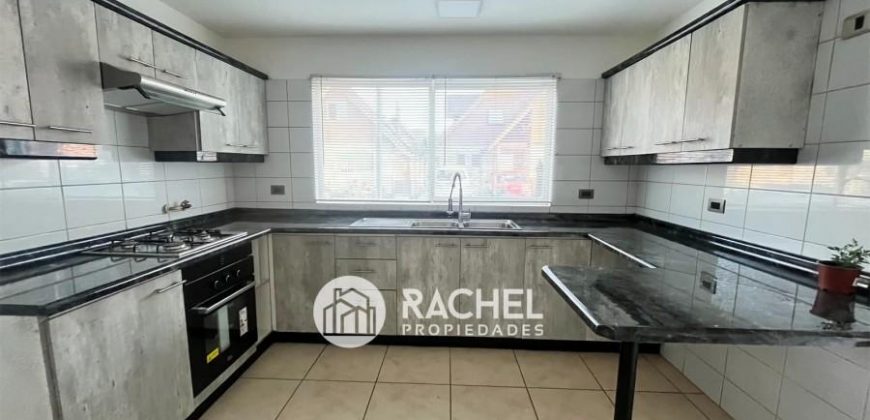 SE ARRIENDA LINDA CASA REMODELADA de 4 Dorm. pasos Colegio Pumahue – Sector Los Conquistadores
