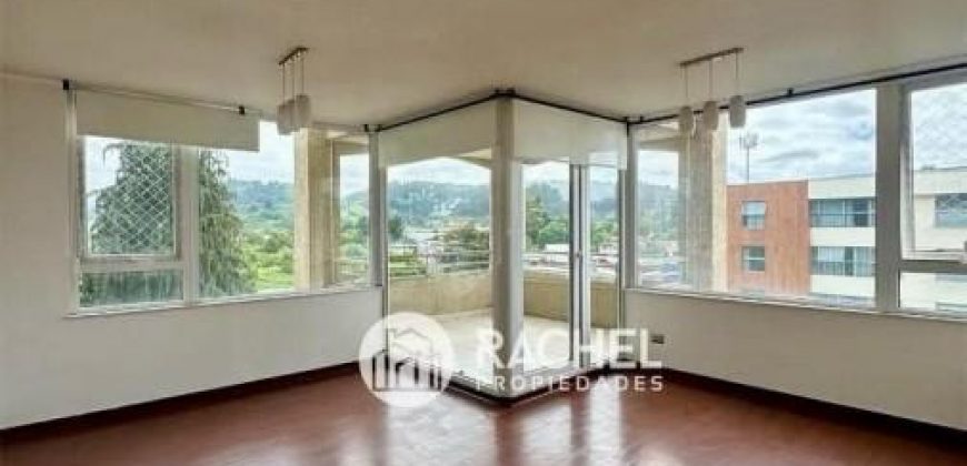 SE ARRIENDA SOLEADO Y LUMINOSO DPTO EN CONDOMINIO LOS CONQUISTADORES
