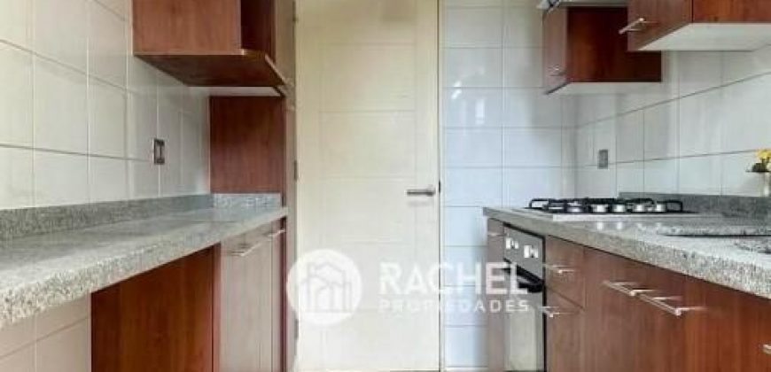 SE ARRIENDA SOLEADO Y LUMINOSO DPTO EN CONDOMINIO LOS CONQUISTADORES