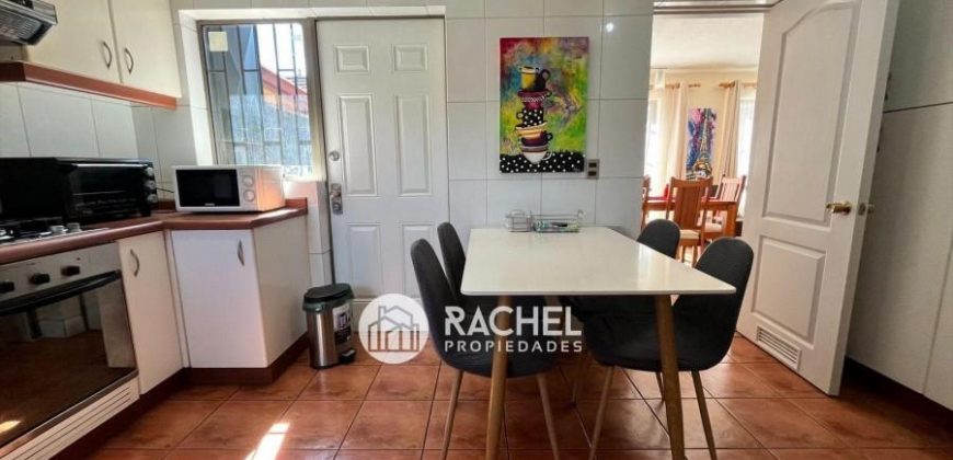EN VENTA GRAN CASA 4 DORMITORIOS MÁS SERVICIO – SECTOR PONIENTE
