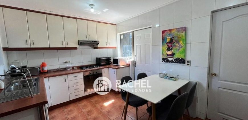 EN VENTA GRAN CASA 4 DORMITORIOS MÁS SERVICIO – SECTOR PONIENTE