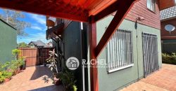 EN VENTA GRAN CASA 4 DORMITORIOS MÁS SERVICIO – SECTOR PONIENTE