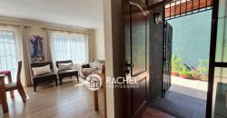 EN VENTA GRAN CASA 4 DORMITORIOS MÁS SERVICIO – SECTOR PONIENTE