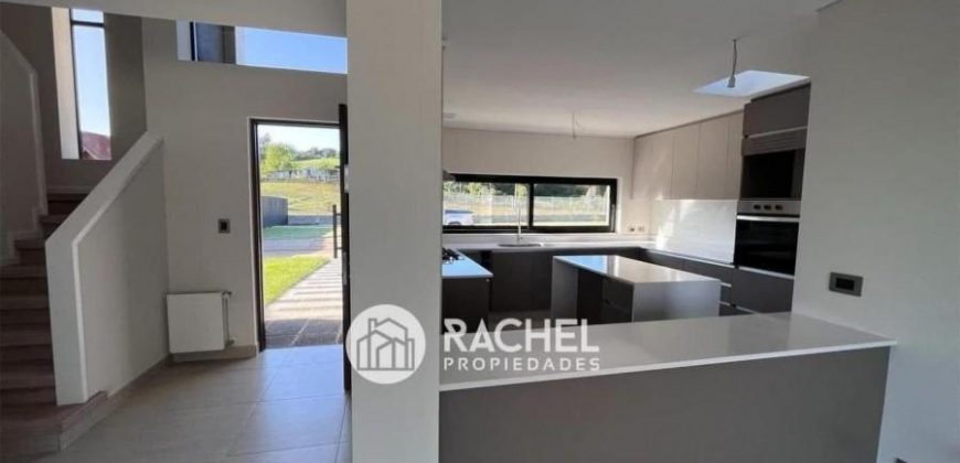 SE ARRIENDA MODERNA Y EXCLUSIVA CASA MEDITERRANEA EN CONDOMINIO BELO HORIZONTE