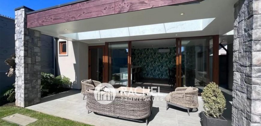 SE VENDE HERMOSA CASA CON QUINCHO Y PISCINA sector Portal de la Frontera