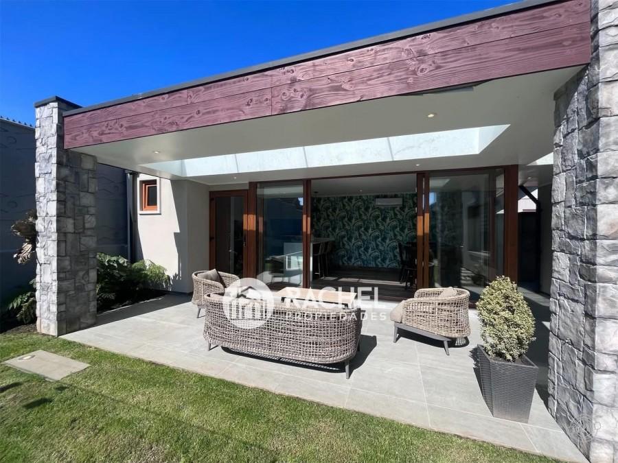 SE VENDE HERMOSA CASA CON QUINCHO Y PISCINA sector Portal de la Frontera