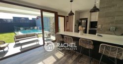 SE VENDE HERMOSA CASA CON QUINCHO Y PISCINA sector Portal de la Frontera