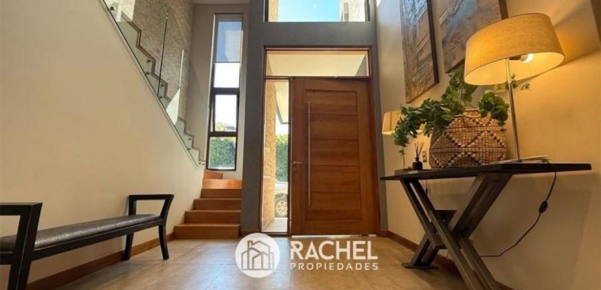 SE VENDE MARAVILLOSA CASA MEDITERRANEA CON GRAN TERRENO EN CONDOMINIO- Lomas del Carmen