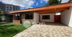 SE VENDE CASA REMODELADA Y AMPLIADA A PASOS DEL COLEGIO ALEMAN. -SECTOR HOCHSTETTER.