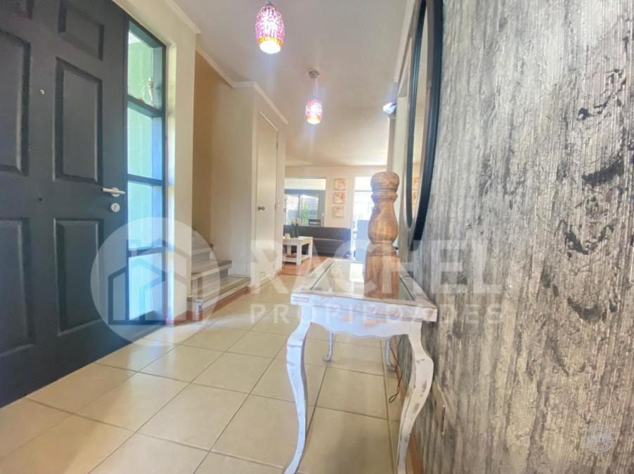 SE VENDE ACOGEDORA Y LUMINOSA CASA UBICADA EN VILLA CONSOLIDADA