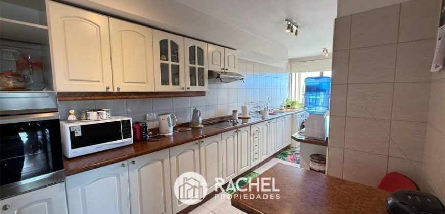SE VENDE SOLEADO DEPTO CON 4 DORMITORIOS- Edificio Versalles, Calle Francia