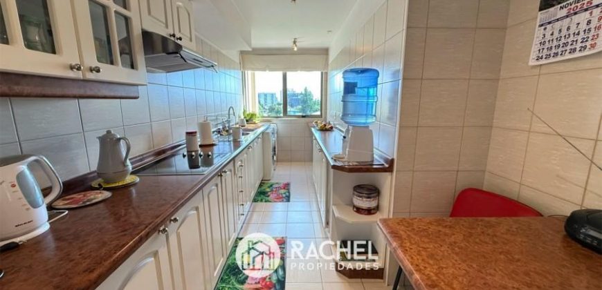 SE VENDE SOLEADO DEPTO CON 4 DORMITORIOS- Edificio Versalles, Calle Francia