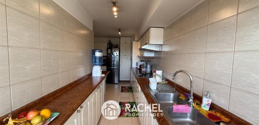 SE VENDE SOLEADO DEPTO CON 4 DORMITORIOS- Edificio Versalles, Calle Francia