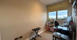 SE VENDE SOLEADO DEPTO CON 4 DORMITORIOS- Edificio Versalles, Calle Francia