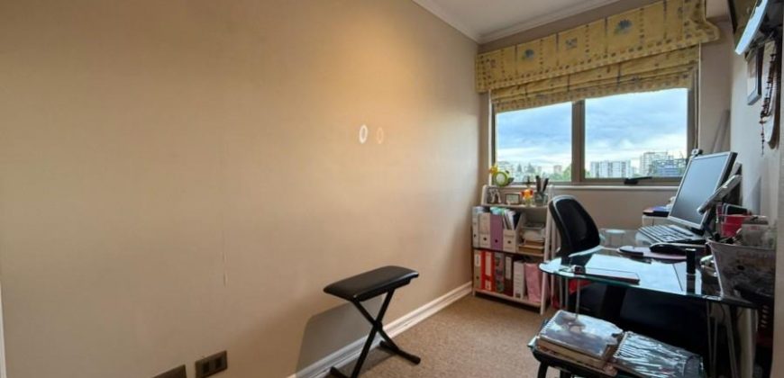 SE VENDE SOLEADO DEPTO CON 4 DORMITORIOS- Edificio Versalles, Calle Francia