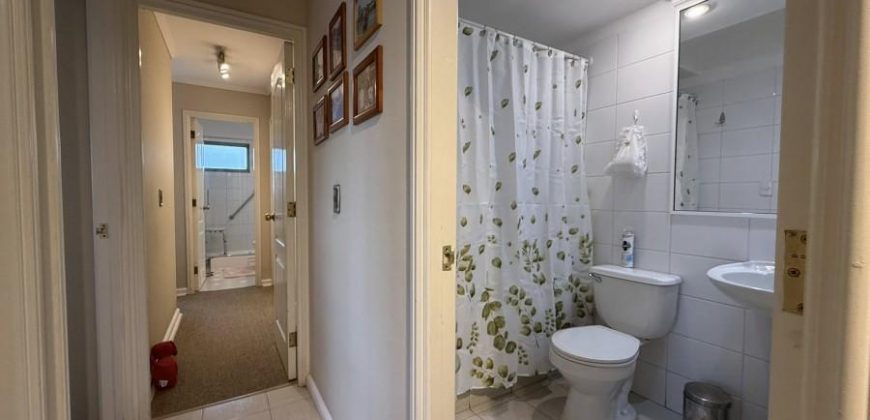 SE VENDE SOLEADO DEPTO CON 4 DORMITORIOS- Edificio Versalles, Calle Francia