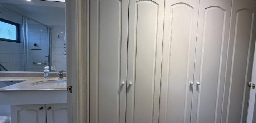 SE VENDE SOLEADO DEPTO CON 4 DORMITORIOS- Edificio Versalles, Calle Francia