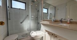 SE VENDE SOLEADO DEPTO CON 4 DORMITORIOS- Edificio Versalles, Calle Francia