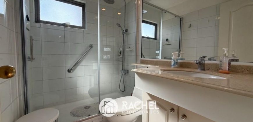 SE VENDE SOLEADO DEPTO CON 4 DORMITORIOS- Edificio Versalles, Calle Francia
