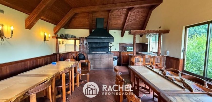 SE VENDE SOLEADO DEPTO CON 4 DORMITORIOS- Edificio Versalles, Calle Francia