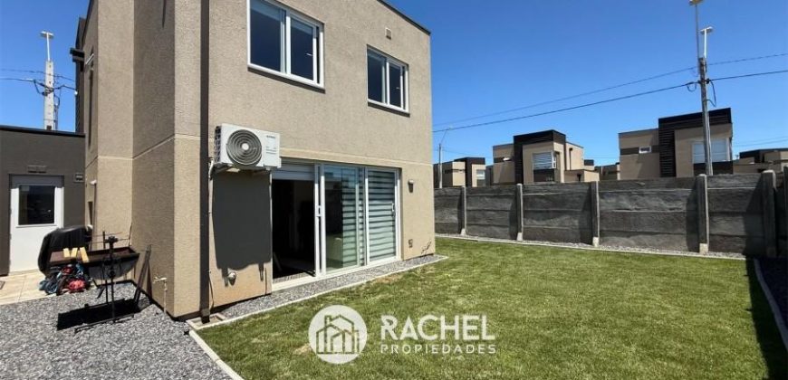 SE VENDE CASA MEDITERRÁNEA SEMINUEVA EN CONDOMINIO TERRANOVA