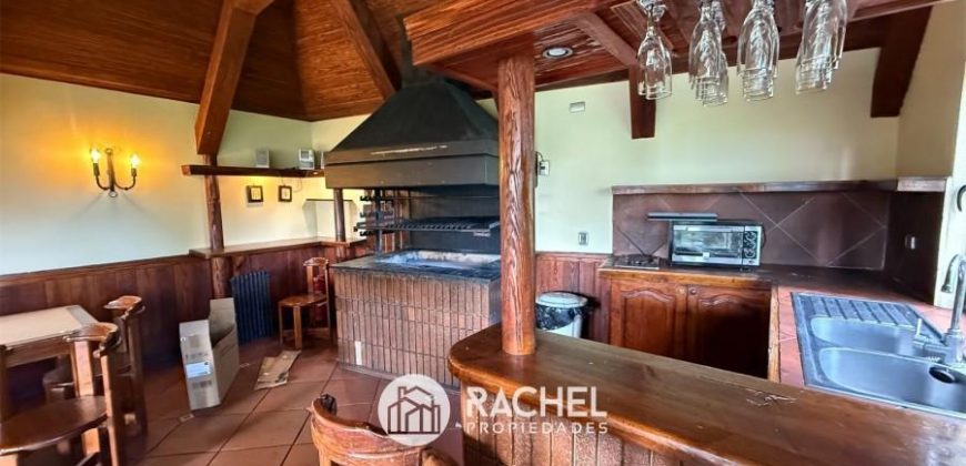 SE VENDE SOLEADO DEPTO CON 4 DORMITORIOS- Edificio Versalles, Calle Francia