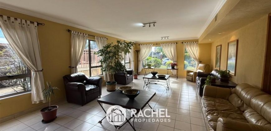 SE VENDE SOLEADO DEPTO CON 4 DORMITORIOS- Edificio Versalles, Calle Francia