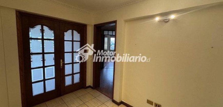 SE ARRIENDA GRAN DEPARTAMENTO DE 4 DORMITORIOS, 3 BAÑOS, 2 ESTACIONAMIENTOS Y 1 BODEGA EN TEMUCO, A PASOS DE CLÍNICAS Y CENTROS COMERCIALES